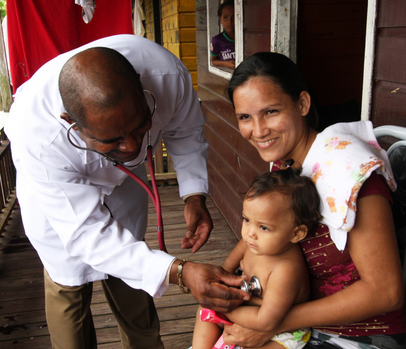  Médico cubano do programa ‘Mais Médicos’ realiza atendimento na Ilha de Marajó, no Pará. Foto: OPAS/OMS