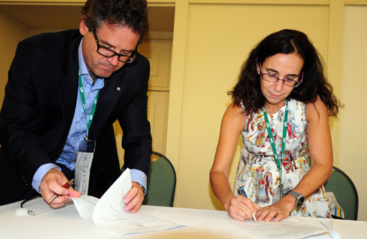 Participaram da assinatura do termo de cooperação Luisa Massarani, que também é pesquisadora da Casa de Oswaldo Cruz (COC/Fiocruz), e Ernesto Fernandez, representante da Unesco (foto: Peter Ilicciev)